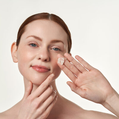 AGELESSretinol_repaircreme_03_apply_1795